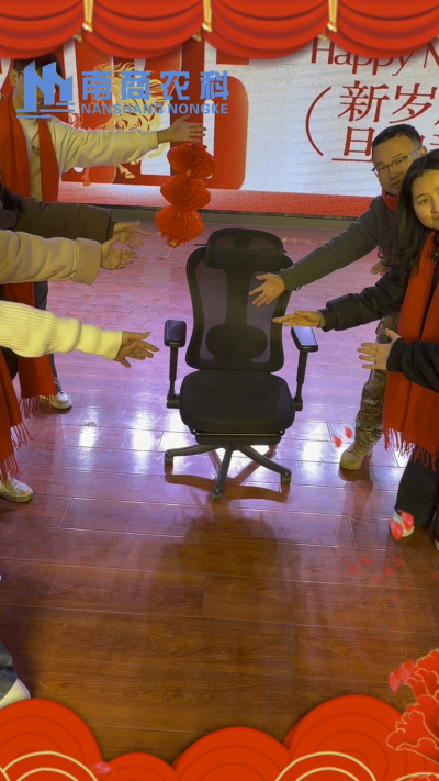 🎇 元旦快乐，温暖相伴 🎇时光匆匆，感恩 2025 年每一份支持与陪伴！从猪场到工厂，南商农科的成长，离不开每一位合作伙伴与家人的信赖！2026 年，我们将继续以贴心服务和硬核设备，陪您一路前行，养殖